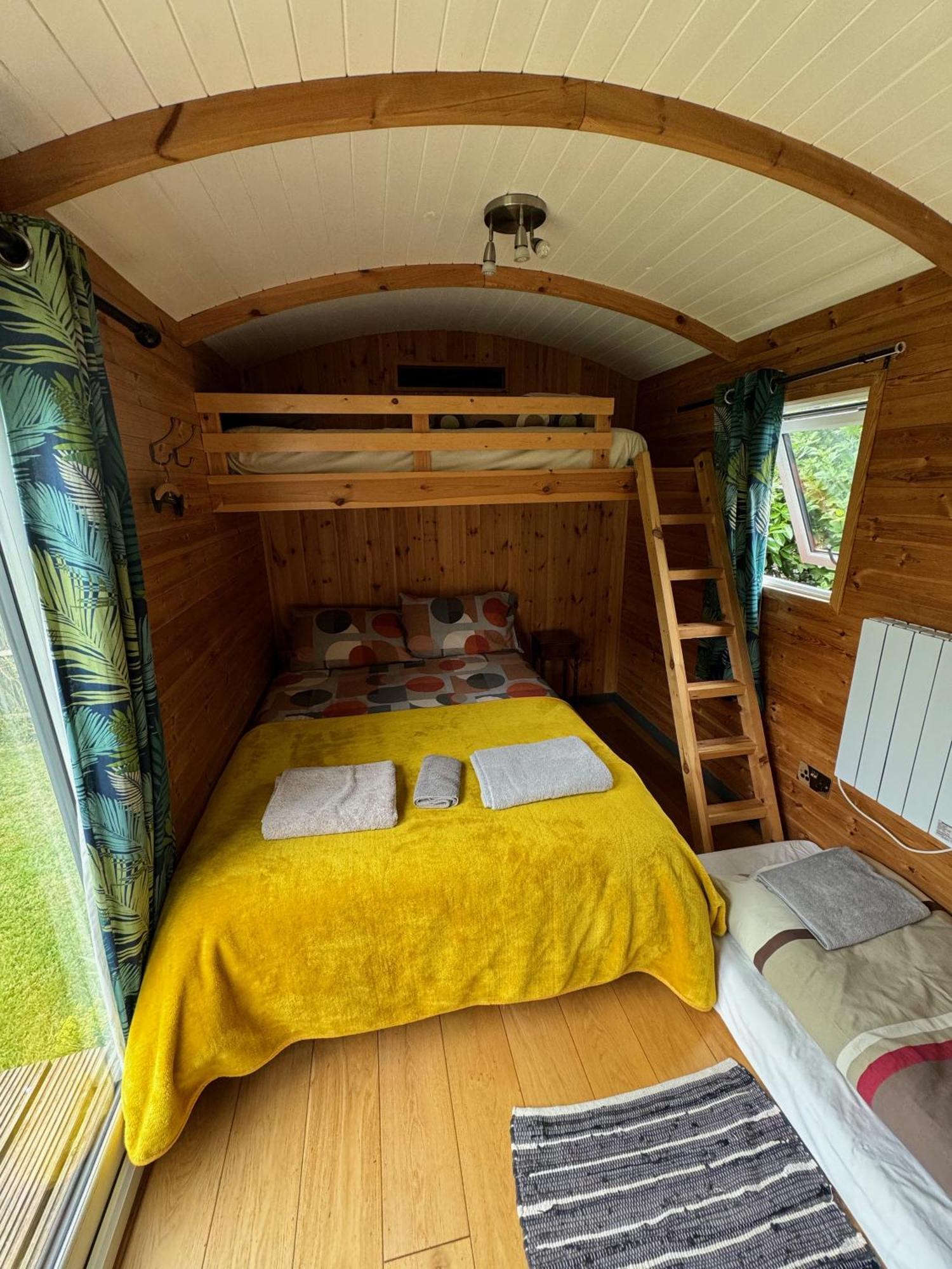 Unique Sheperds Hut Private Hot Tub, Ensuite & Kitchenette Clodock Exteriör bild