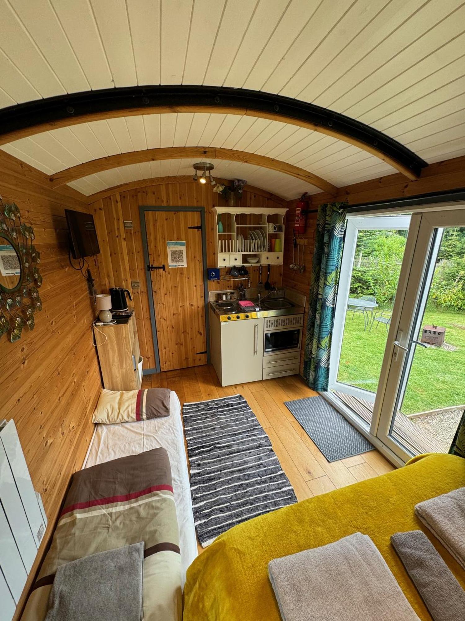 Unique Sheperds Hut Private Hot Tub, Ensuite & Kitchenette Clodock Exteriör bild