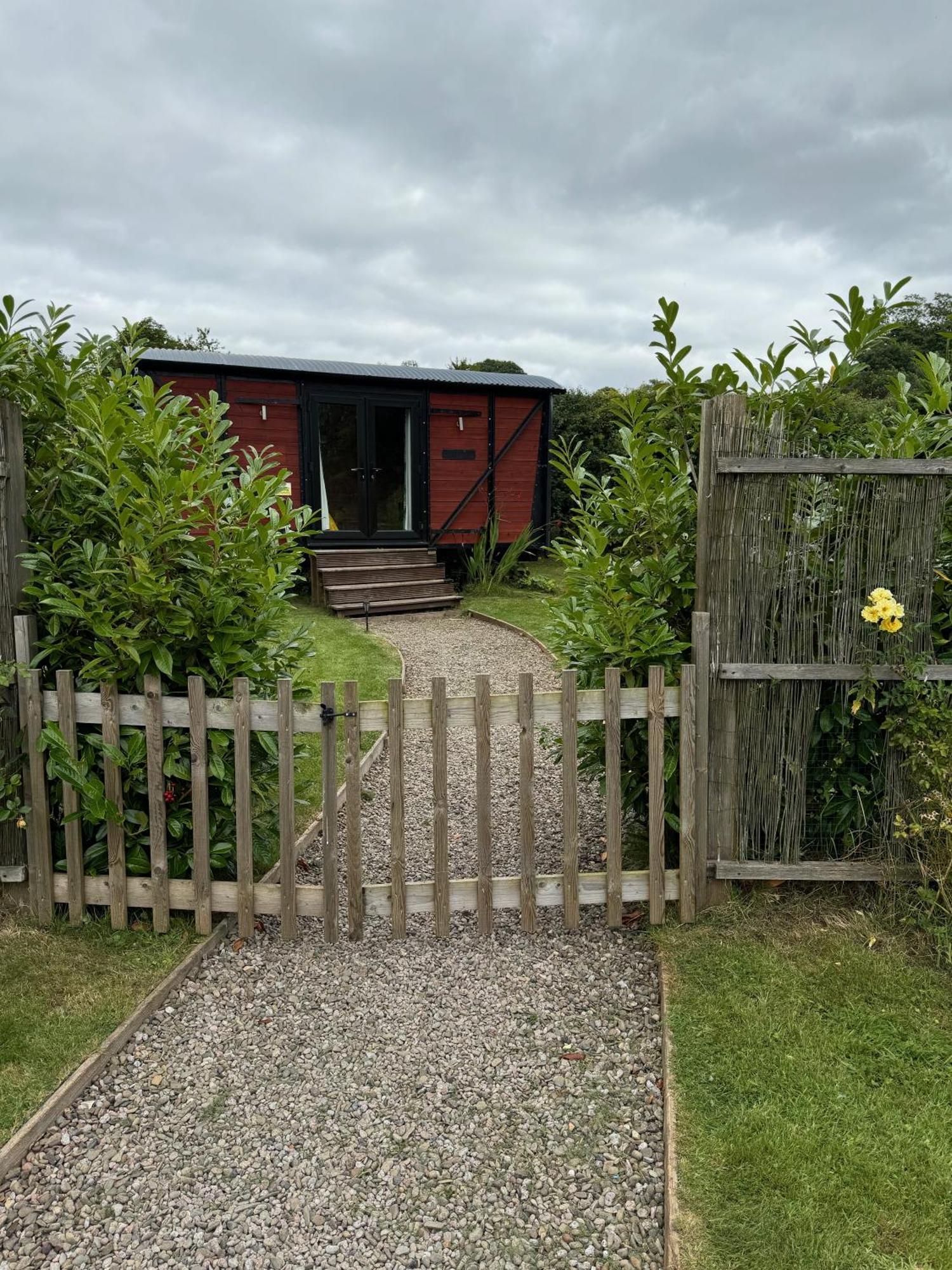 Unique Sheperds Hut Private Hot Tub, Ensuite & Kitchenette Clodock Exteriör bild